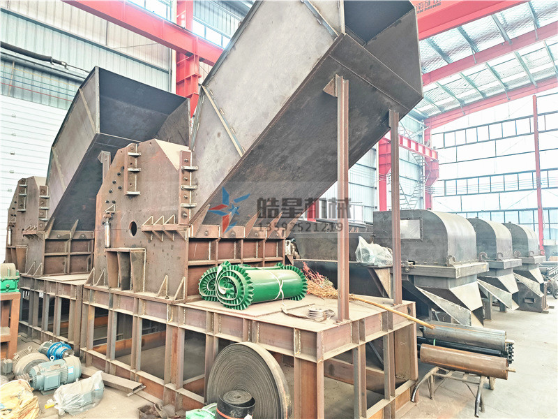 金属羞羞视频免费看锤头、筛板、破碎腔体生产组装现场